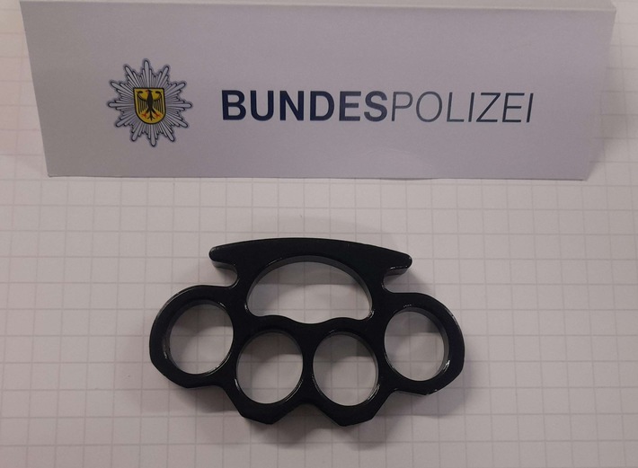 BPOL NRW: Bundespolizei kontrolliert nervösen Gladbecker und stellt Schlagring sicher