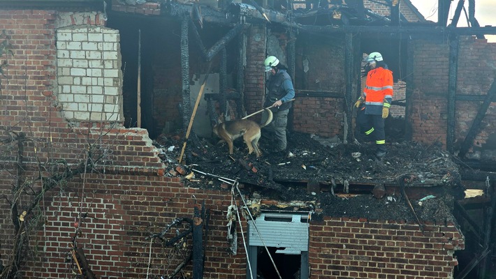 FW Dörentrup: Explosion mit anschließendem Großbrand in Wohnhaus - eine Person tot aufgefunden