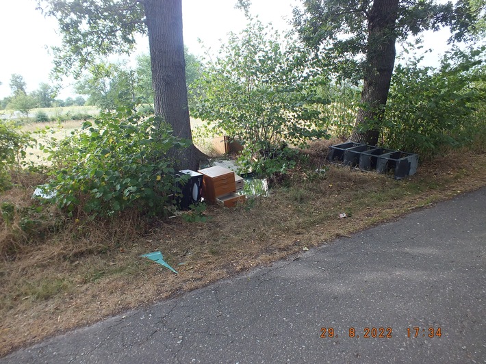 POL-SE: Hasloh - Unzulässige Müllablagerung an der Feldmark östlich zur BAB 7 - Polizei sucht Zeugen