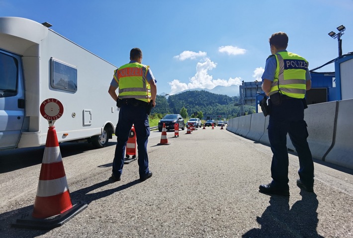 Bundespolizeidirektion München: Zum Autokauf geschleust/ Bundespolizei weist Albaner ins Heimatland zurück