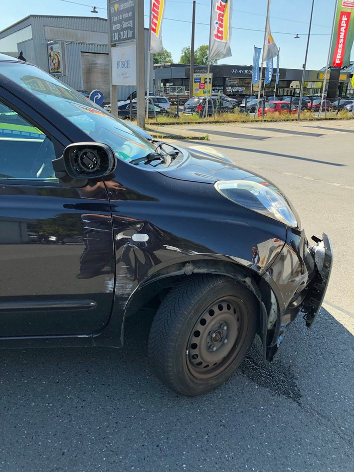 POL-ME: Betrunken und ohne Führerschein Verkehrsunfallflucht begangen - Langenfeld - 2208043