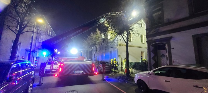 FW-OB: Küchenbrand in Oberhausen-Alstaden: Zwei Verletzte durch Rauchgasvergiftung