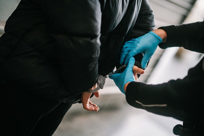 BPOL NRW: Zwei Männer mit mehreren Haftbefehlen im Gepäck gestoppt - Bundespolizei nimmt fest
