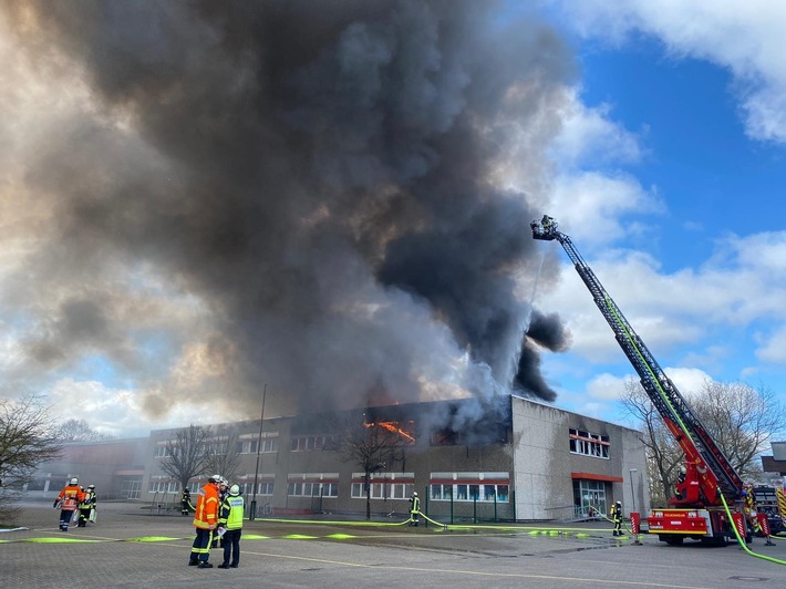 POL-WHV: Großbrand an der Marion-Dönhoff-Schule - Pressemitteilung der Stadt Wilhelmshaven
