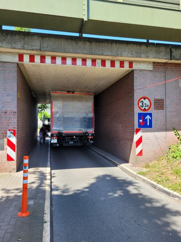 POL-VER: Nachtrag zur Meldung: +Lkw in Brückenunterführung festgefahren+