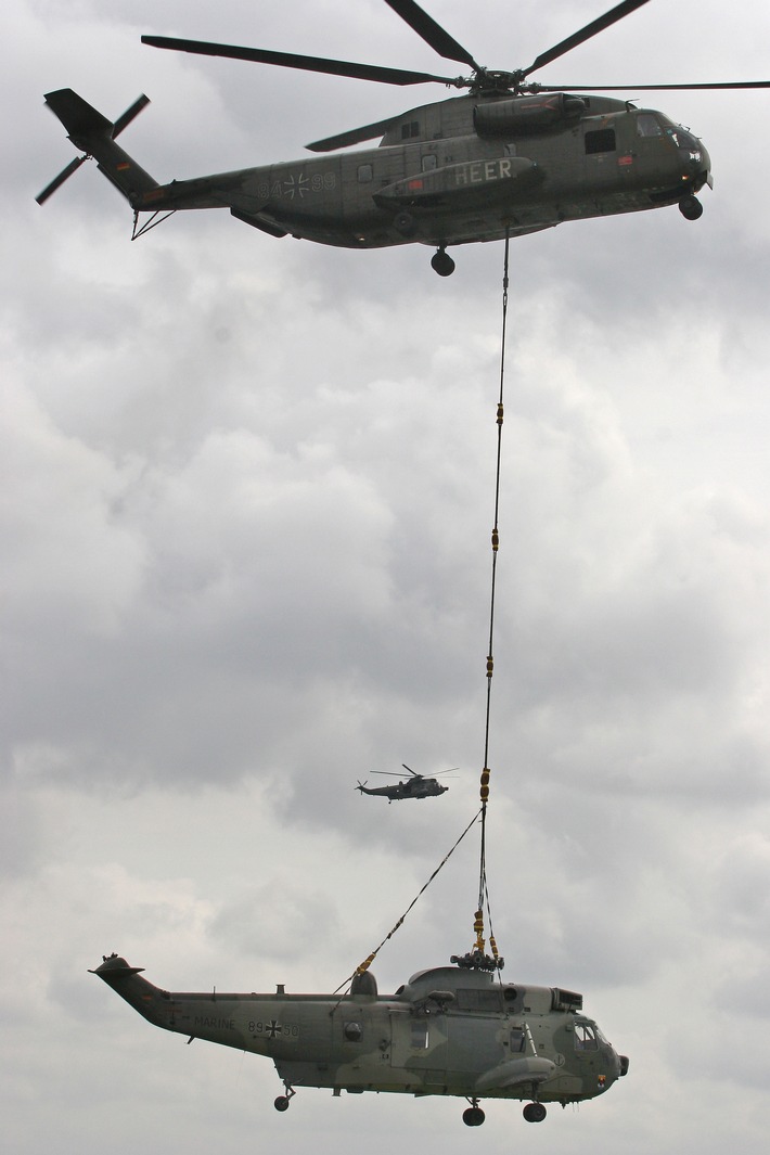 Deutsche Marine - Bilder der Woche: Ungewöhnliche Rettung für einen SAR-Hubschrauber - "Sea King" per Lufttransport zurück nach Kiel