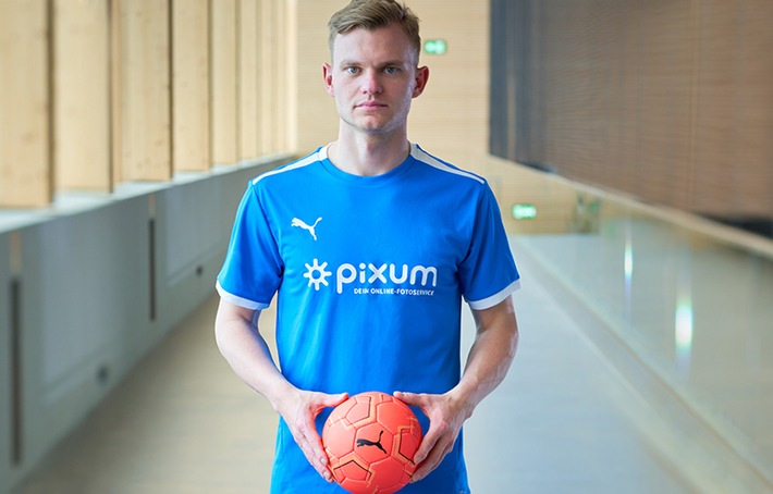 Handball-Nationalspieler Timo Kastening ist das Gesicht der Pixum Trikotaktion 2022: Jetzt limitierte Handball-Trikots für das eigene Team sichern