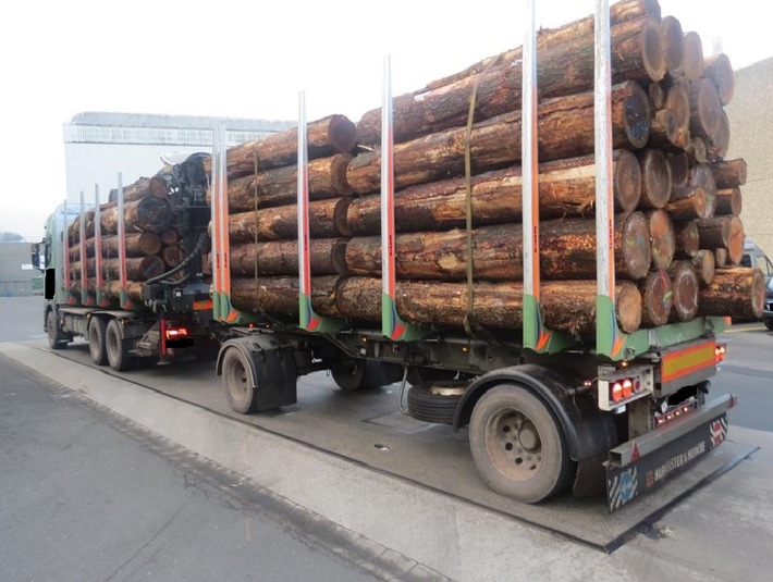 POL-PPTR: Polizei stoppt wieder einmal völlig überladenen Holztransport - Holztransport mit über 13 Tonnen zu viel unterwegs
