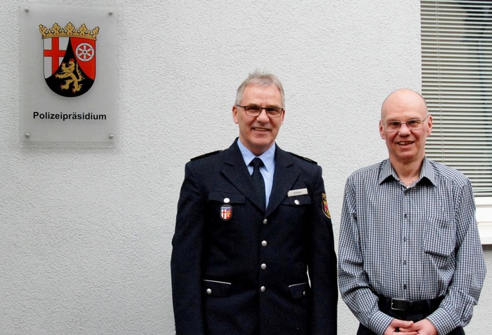 POL-PPTR: Leitender Polizeidirektor Franz-Dieter Ankner gratuliert Mitarbeiter zum 40-jährigen Dienstjubiläum