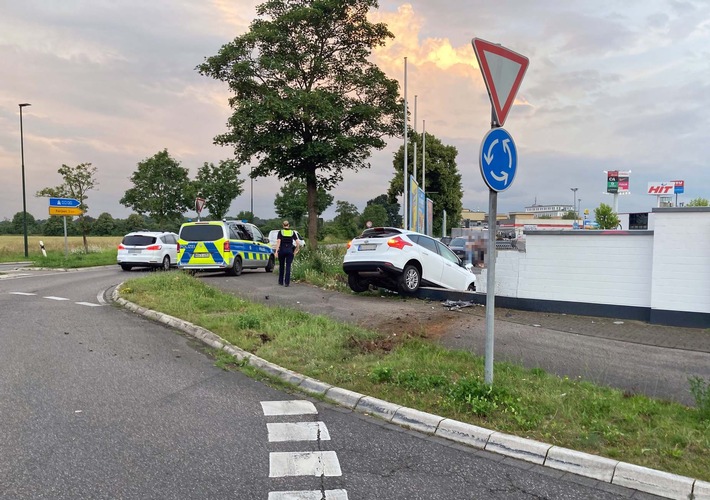 POL-REK: 240621-1: Autofahrer durchbricht Mauer - leicht verletzt