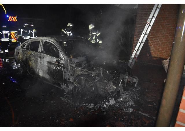 POL-OS: Rieste: Pkw gerät in Vollbrand - Polizei ermittelt in alle Richtungen