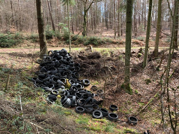 POL-PDWIL: Illegale Reifenablagerung