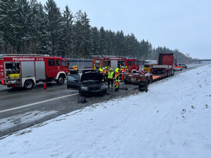 POL-ROW: ++ Schwerer Verkehrsunfall auf der A1 - 30-Jähriger verstirbt an der Unfallstelle ++