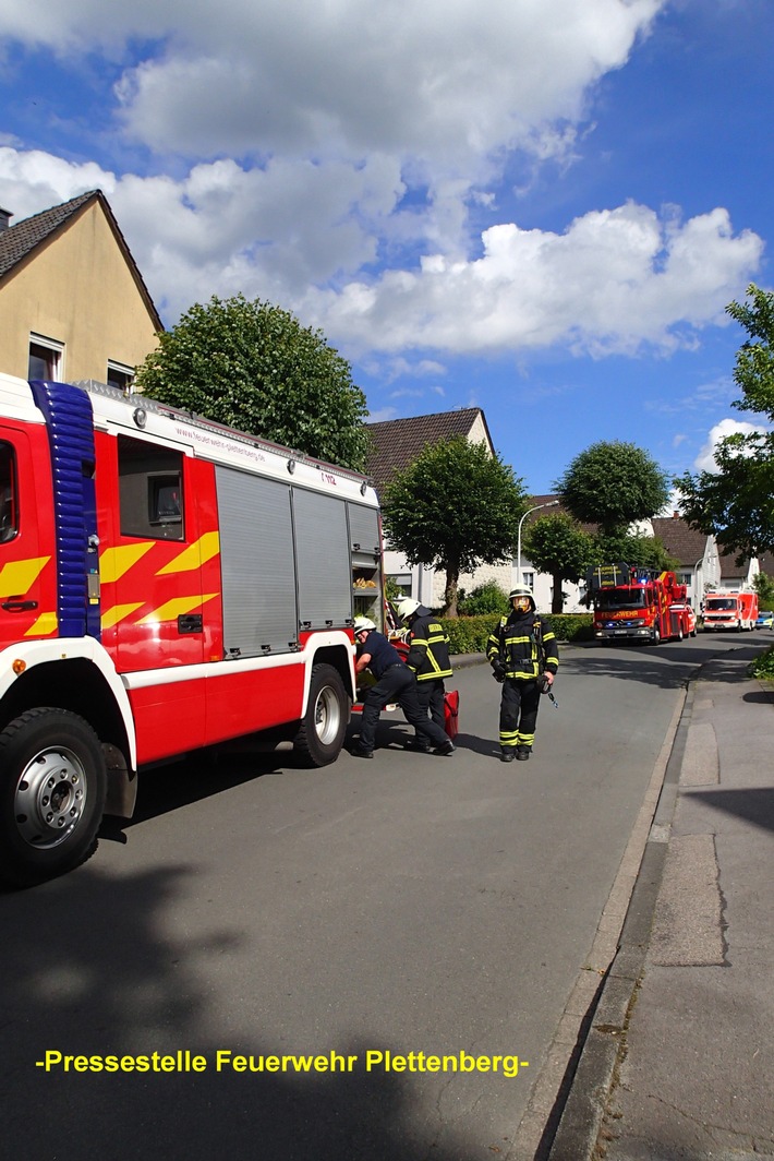 FW-PL: OT-Eschen. Rettungsdienst- und Brandeinsatz fast gleichzeitig nur wenige Häuser voneinander entfernt.
