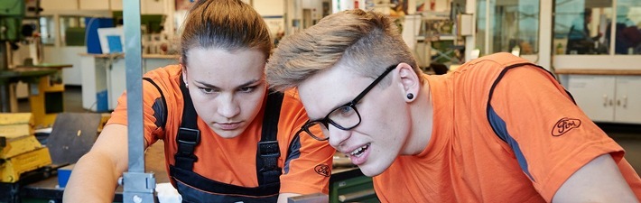 Roboter, Blinker & Co.: Ausbildungsabteilung der Ford-Werke Saarlouis öffnet Ihre Tore für Besucher. Weiterer Text über ots und www.presseportal.de/nr/6955 / Die Verwendung dieses Bildes ist für redaktionelle Zwecke honorarfrei. Veröffentlichung bitte unter Quellenangabe: "obs/Ford-Werke GmbH"