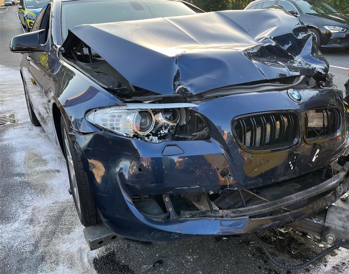 POL-HA: Drei Personen leicht, ein Mann schwer verletzt bei Zusammenstoß zweier BMW