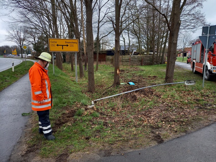 FW Flotwedel: Beschädigte Straßenlaternen sorgen für Feuerwehreinsätze