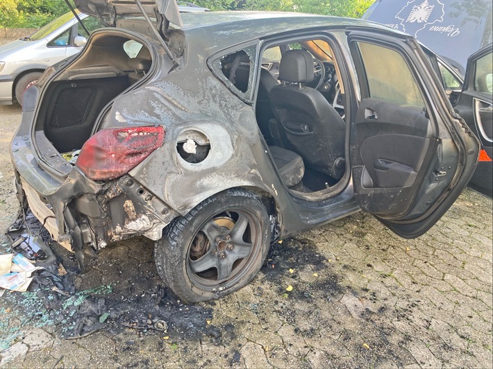 POL-ME: Ungeklärter Fahrzeugbrand auf einem Parkdeck - Velbert - 2207096
