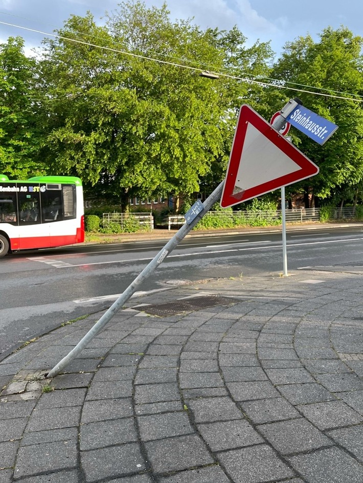 POL-HA: Verkehrsunfall mit knapp 2 Promille - 70-jähriger Mann fährt über Bordstein und gegen Verkehrsschild