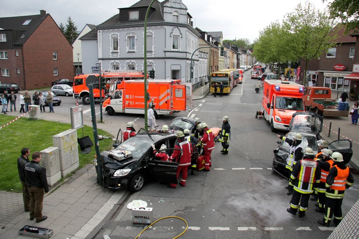 FW-E: Schwerer Verkehrsunfall in Essen-Schonnebeck, zwei Personen verletzt