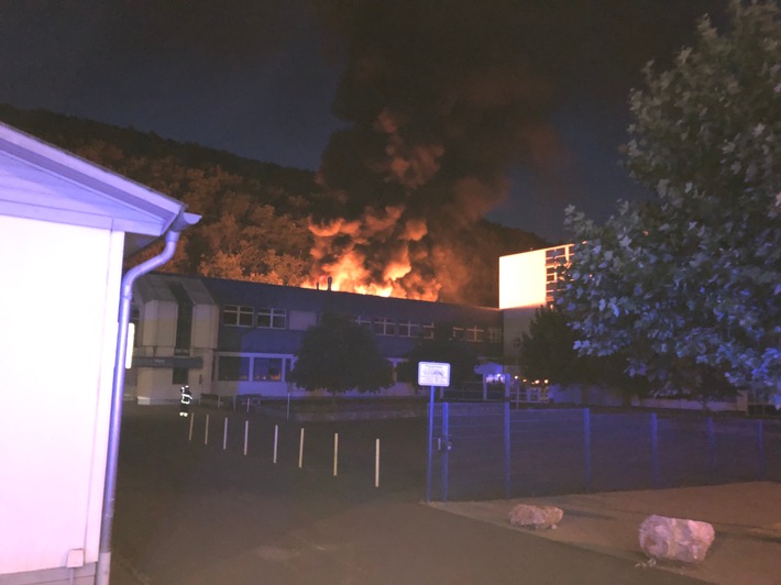 POL-PDTR: Brand des Gebäudes der FH-Trier, Standort Idar-Oberstein und der BBS Idar-Oberstein "Harald-Fissler-Schule"