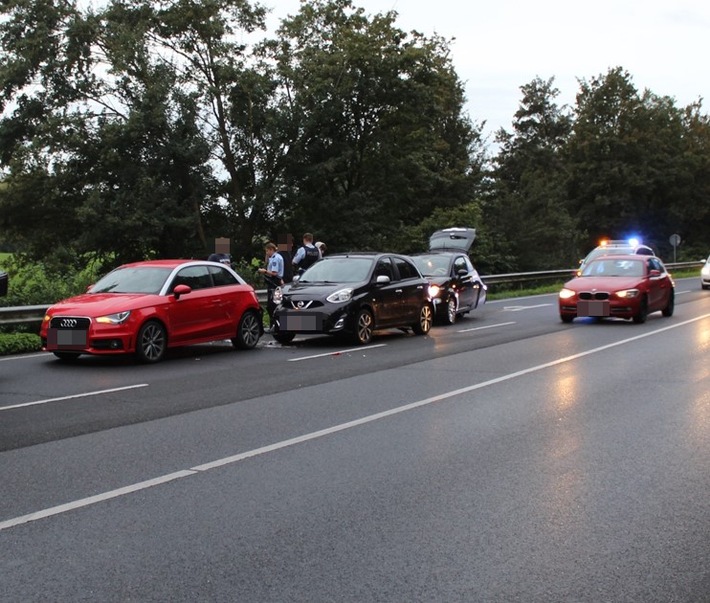 POL-VIE: Grefrath-Oedt: Verkehrsunfall mit drei Autos und zwei Leichtverletzten