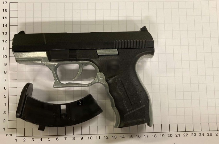BPOL NRW: 14-Jähriger mit echt aussehender Pistole gestellt - Bundespolizei stellt Anscheinswaffe sicher