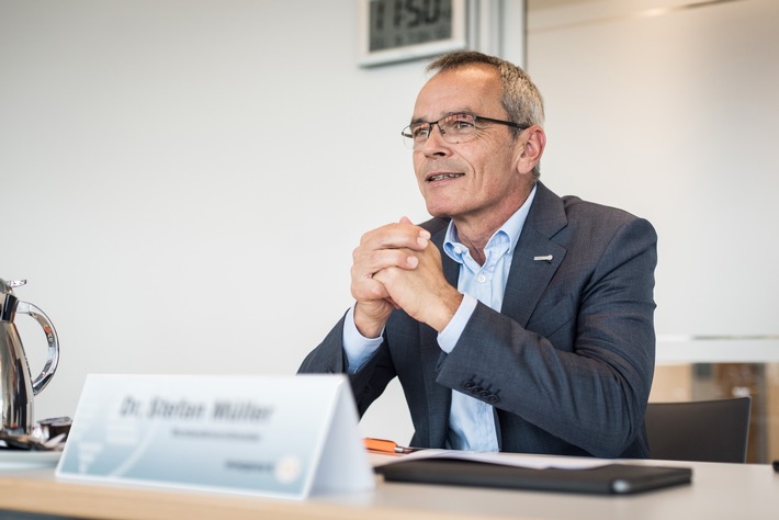 Bilder der Bilanzpressekonferenz: expert blickt mit Zuversicht in die Zukunft