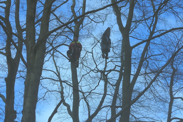 FW-DO: Überörtlicher Rettungseinsatz der Dortmunder Höhenrettung / Abgestürzter Gleitschirmflieger hing in ca. 20m Höhe in einem Baum fest