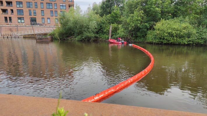 FW Celle: Öl im Celler Hafen - Feuerwehr setzt Ölsperre!