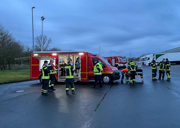 FW Sankt Augustin: Überörtliche Hilfeleistung für Flüchtlingsunterkunft in Köln (Messe) + + + Feuerwehr Sankt Augustin organisiert Bereitstellungsraum