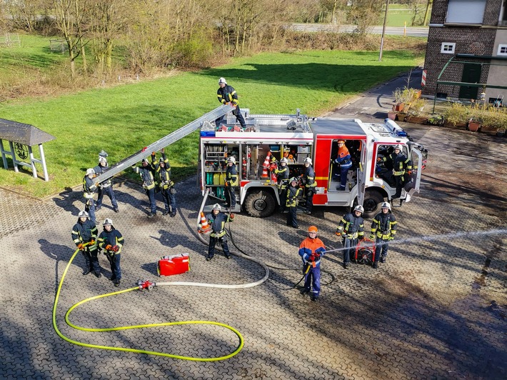 FW Dinslaken: Halbzeit bei der Grundausbildung der Feuerwehr Dinslaken