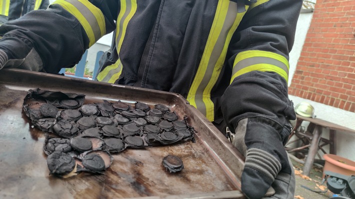 FW Celle: Brennt Backofen - Gebäck wird Raub der Flammen