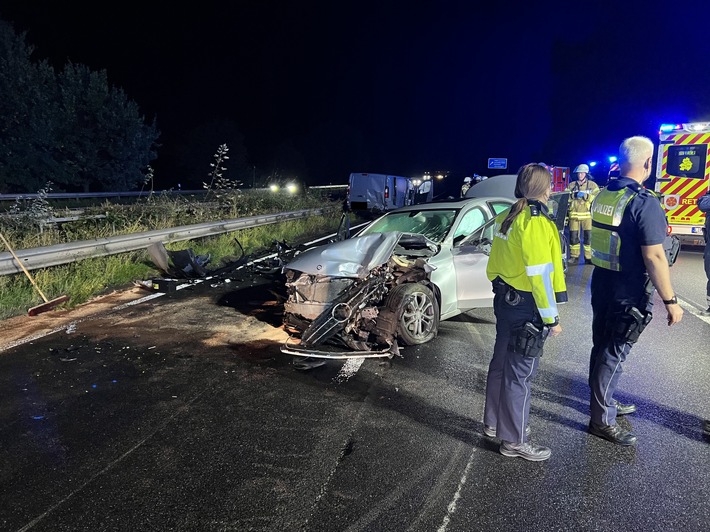 FF Bad Salzuflen: Drei Verletzte und ein Toter bei schwerem Verkehrsunfall auf der A2 / Feuerwehr Bad Salzuflen ist mit 50 Einsatzkräften bis in den Morgen vor Ort