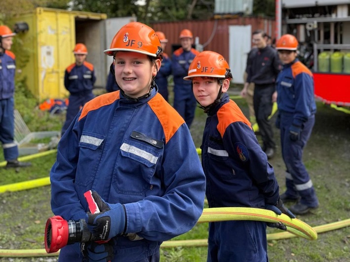 FW-GL: Jahresabschlussübung der Jugendfeuerwehr Bergisch Gladbach - Teamgeist, Können und viel Spaß