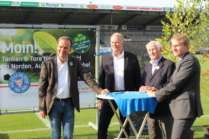 Tore und Tanken für mehr Wald in Schleswig-Holstein / Zweitligist Holstein Kiel unterstützt das Tankstellenunternehmen Willer bei einmaliger Initiative - Ministerpräsident Daniel Günther ist Schirmherr