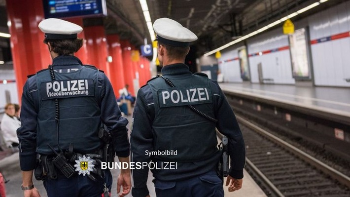 Bundespolizeidirektion München: Alkoholisierter 43-Jähriger tritt am Bahnsteig nach 33-Jähriger