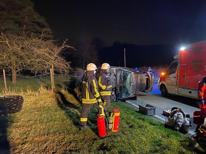 FW-EN: PKW überschlägt sich bei Verkehrsunfall