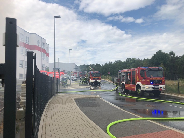 FW-EN: Brand in einem Industriegebiet