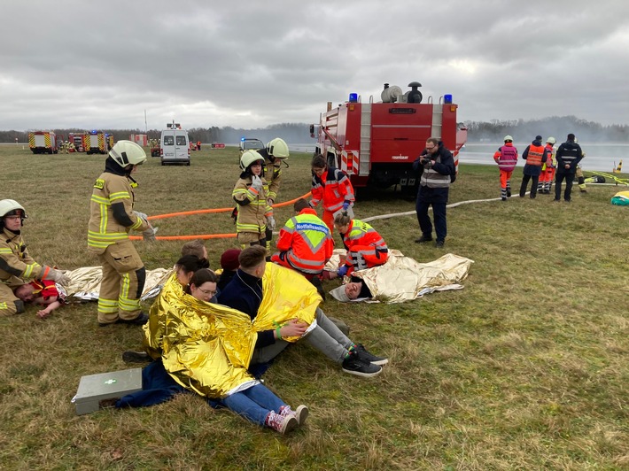 FW-HL: Erfolgreiche Notfallübung am Flughafen bestätigt Sicherheit / Lübecker Feuerwehr, Flughafenfeuerwehr und Rettungsdienst trainierten den Ernstfall