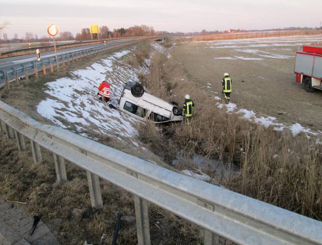 POL-CUX: Mietwagenfahrer rettet sich durch das Heck seines verunfallten Pkw (Fotomaterial)+ Einbrüche und Einbruchsversuche + Messungen auf der Autobahn - Schwede war am schnellsten u.a.
