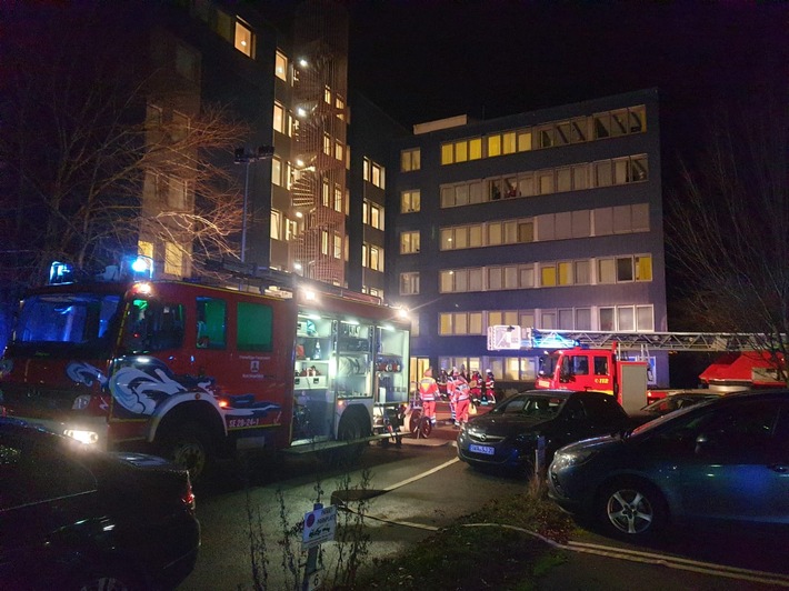 FW-SE: Feuerwehr Bad Segeberg bringt 85 Personen nach Feuer eines Kaffeeautomaten im Klinikeller in Sicherheit