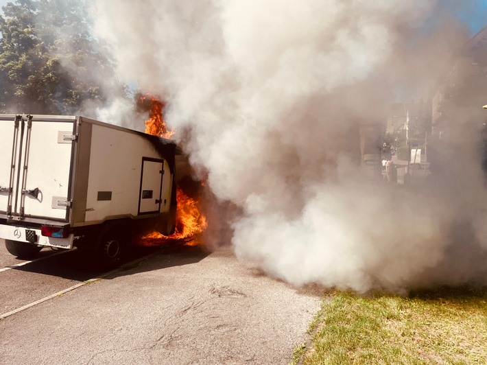 FW-E: Kleintransporter im Essener Südostviertel in Vollbrand