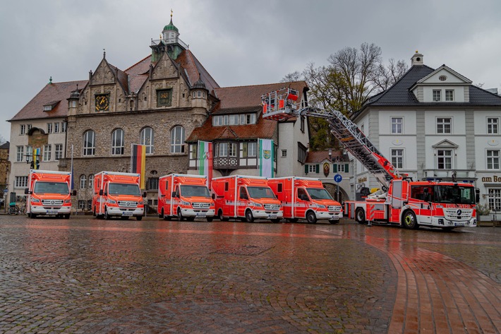 FW-GL: Fünf neue Rettungswagen und eine neue Drehleiter für die Feuerwehr Bergisch Gladbach
