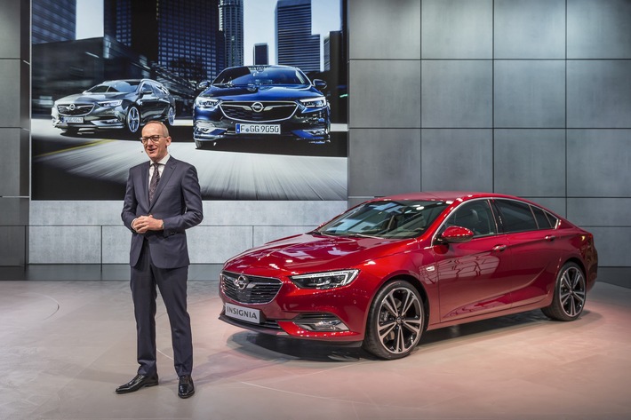 CEO Dr. Neumann eröffnet Opel-Stand auf dem Genfer Automobilsalon (FOTO)