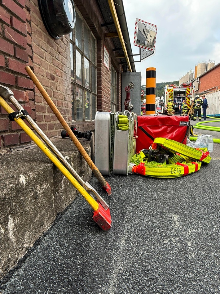 FW-EN: Chemische Reaktion in Industriebetrieb - Feuerwehr Herdecke im langwierigen Einsatz