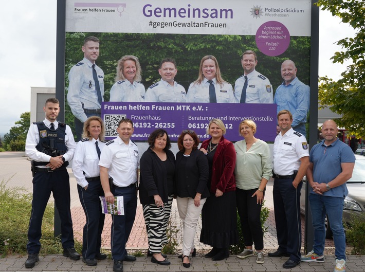 POL-MTK: Trickdiebinnen +++ Münzautomat aufgebrochen +++ Nach Ausweichmanöver mit Baum kollidiert - Mercedes flüchtig +++ Drogenerkennung im Straßenverkehr - Kontrollen +++ Plakataktion #gegenGewaltanFrauen