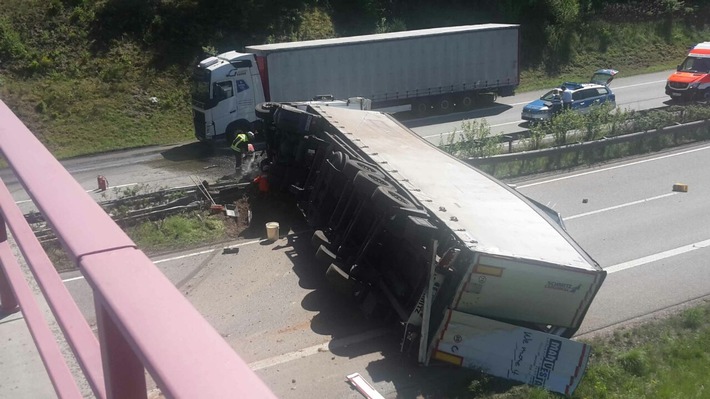 POL-PDPS: Münchweiler an der Rodalb / Schwerer Unfall- Sattelzug kippt über Fahrbahn