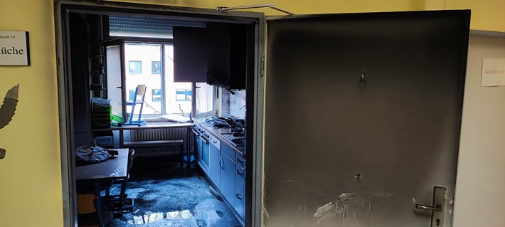 FW-DO: Feuer in einer Schule in Dortmund - Derne zerstört Schulküche