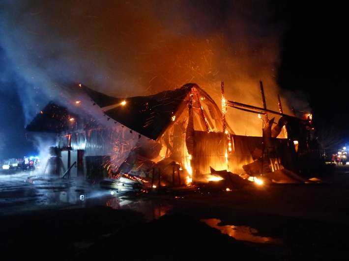 POL-CUX: Landkreis Cuxhaven; 217756 Osten / Isensee

Vollbrand einer Lager-/ Werkstatthalle einer Tischlerei